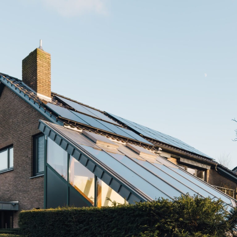 Eine Solar-Anlage auf einem Hausdach bei Sonnenuntergang erzeugt Solarstrom und ist keine Gefahr für Stromnetze