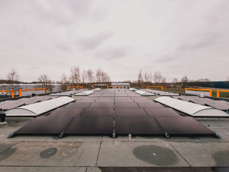 Eine Photovoltaikanlage auf einem Hallendach