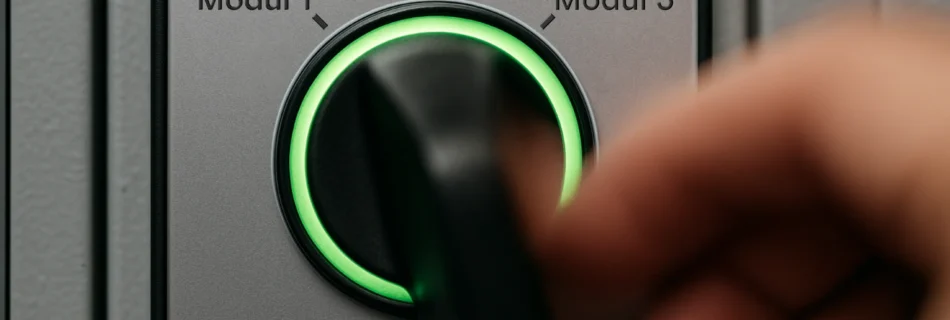 Ein Drehschalter mit 3 Optionen, Modul 1-3. Das Bild symbolisiert die Möglichkeit mit § 14 EnWg und dynamische Netzentgelten flexibel auswählen zu können, wie man spart.