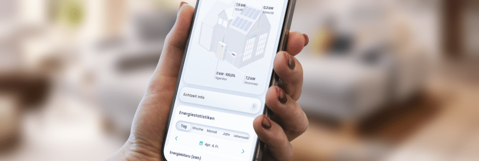 Smartphone mit geöffneter mySigen App von Sigenergy zeigt den Energiefluss einer Photovoltaikanlage mit Stromspeicher, Solarstrom vom Dach, Hausverbrauch und Notstromreserve im Überblick.