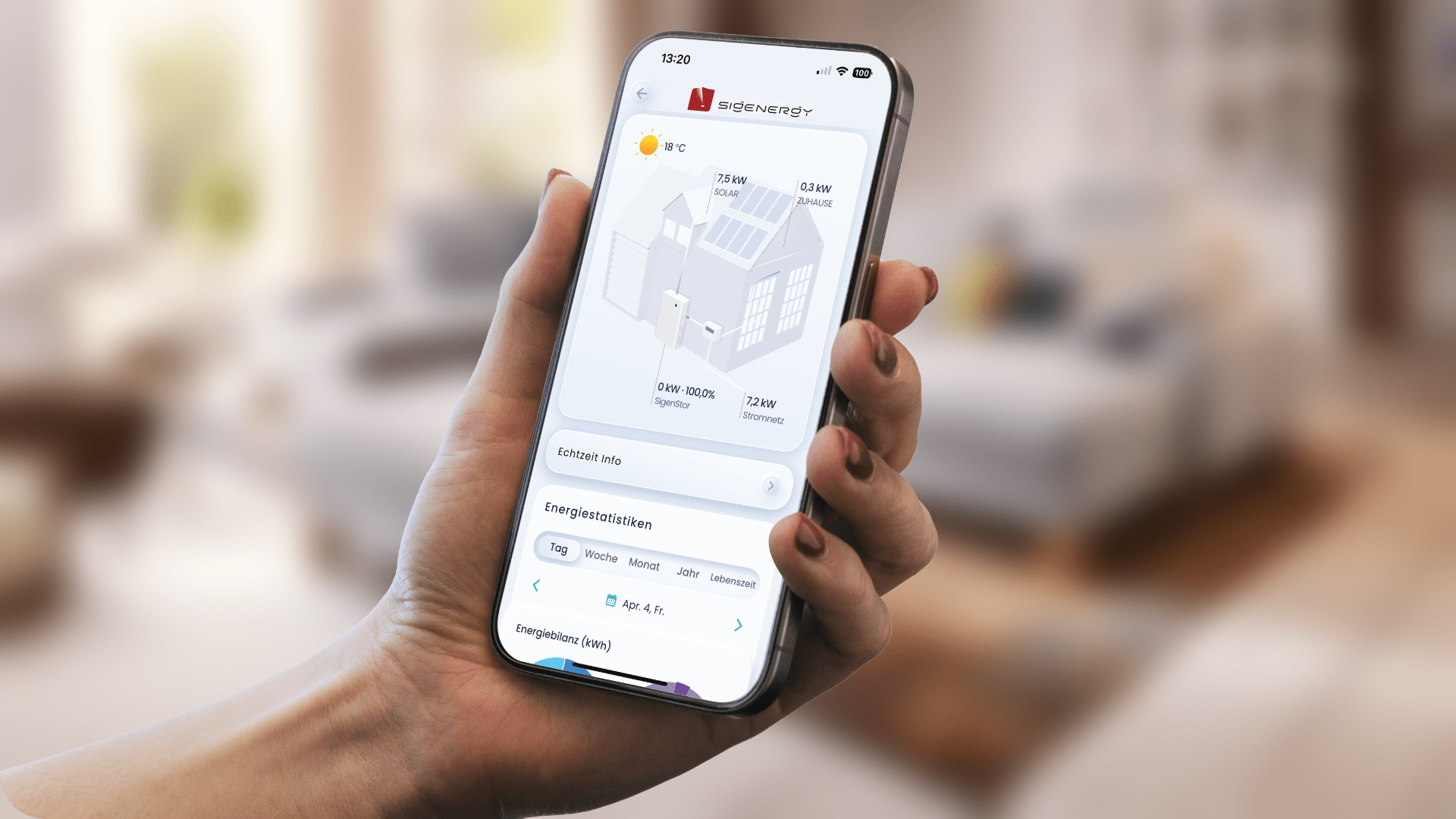 Smartphone mit geöffneter mySigen App von Sigenergy zeigt den Energiefluss einer Photovoltaikanlage mit Stromspeicher, Solarstrom vom Dach, Hausverbrauch und Notstromreserve im Überblick.