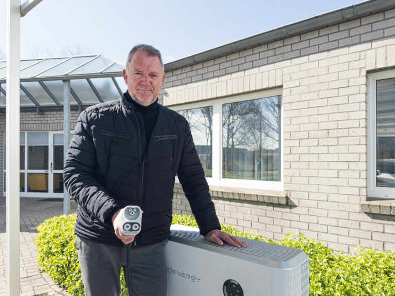 Der Geschäfstführer Ewald Moddemann steht vor der bidirektionalen Ladestation von Sigenergy.