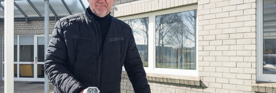 Der Geschäfstführer Ewald Moddemann steht vor der bidirektionalen Ladestation von Sigenergy.